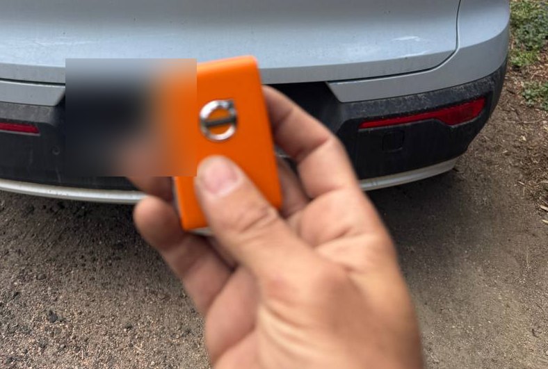 Volvo XC40 — new key fob handed over at the vehicle